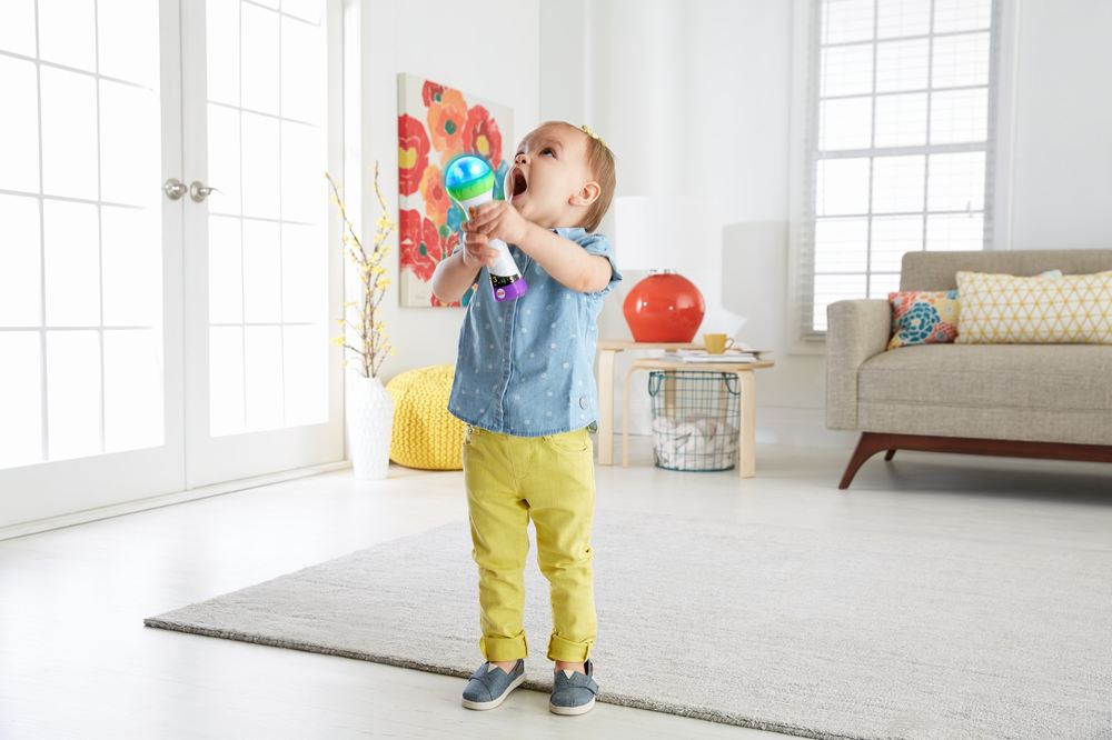 Microfon canta si inregistreaza limba romana fisher price