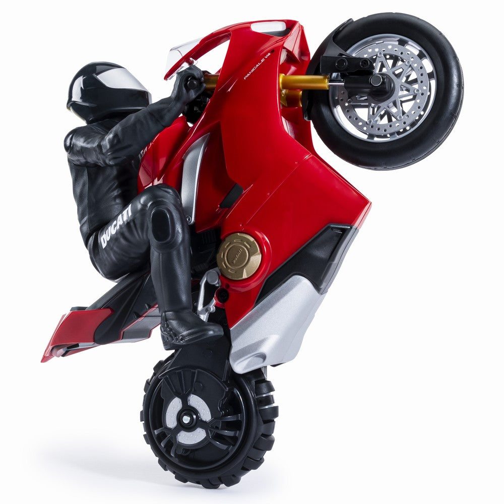 Motocicleta rc ducati upriser pe o roata in viteza