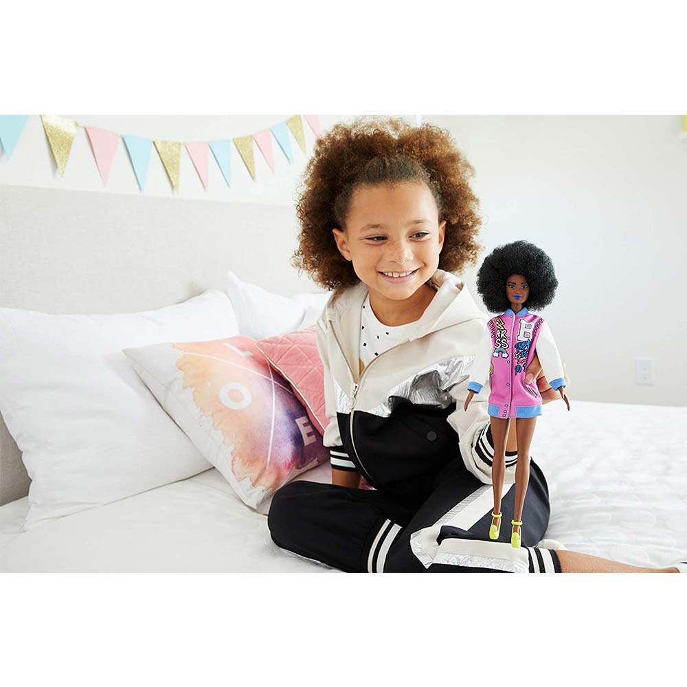 Papusa barbie fashionista cu parul afro si jacheta lila