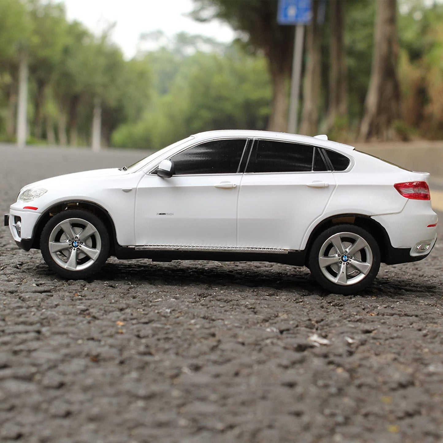 Masina cu telecomanda bmw x6 alb cu scara 1 la 24