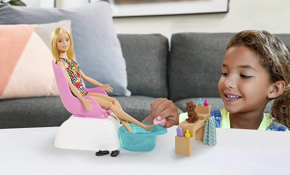 Barbie set cu papusa la salonul de manichiura