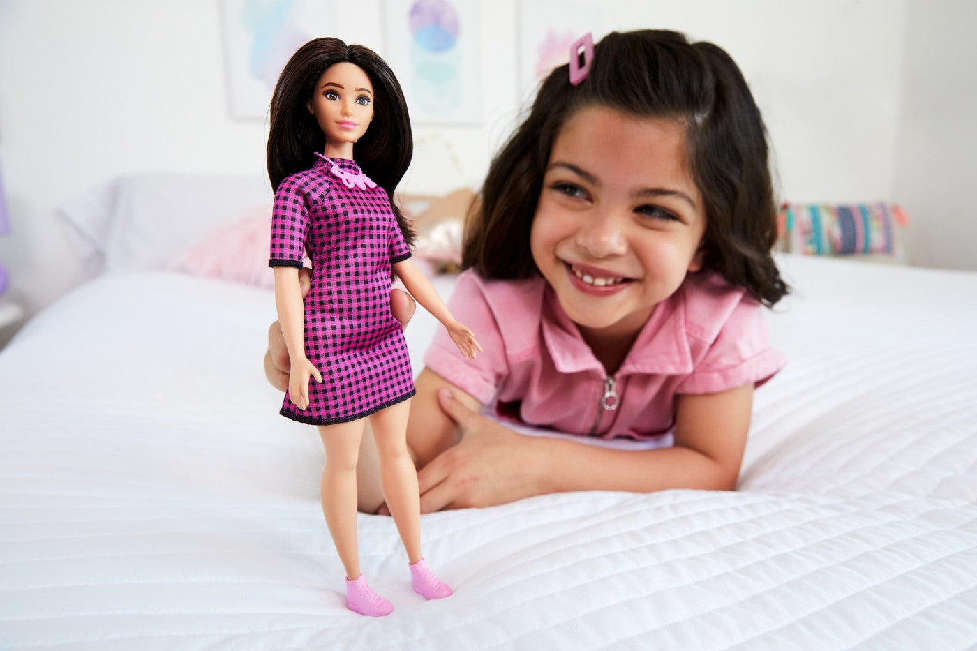 Papusa barbie fashionista satena cu rochie mov