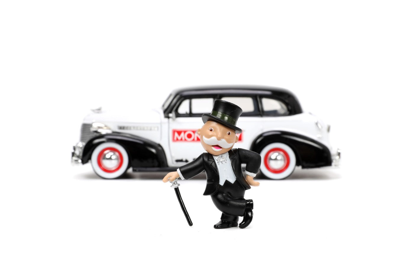 Jada set masinuta metalica chevrolet master deluxe 1939 scara 1:24 si figurina mr monopoly