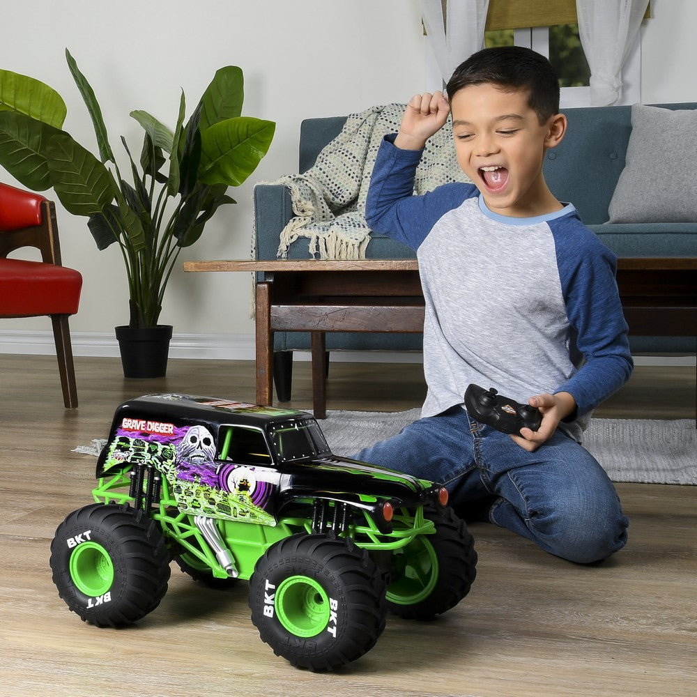 Monster jam rc grave digger scara 1 la 15