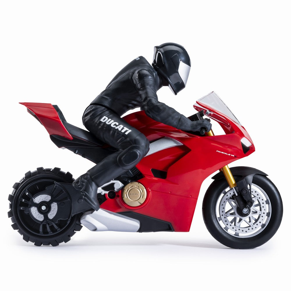 Motocicleta rc ducati upriser pe o roata in viteza