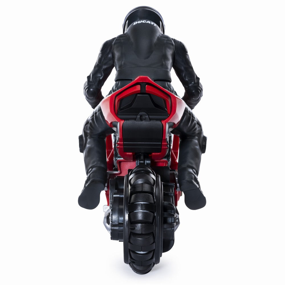 Motocicleta rc ducati upriser pe o roata in viteza