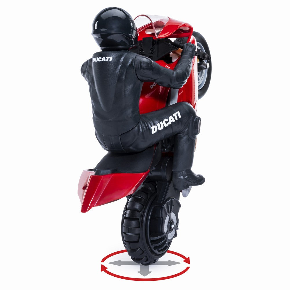 Motocicleta rc ducati upriser pe o roata in viteza