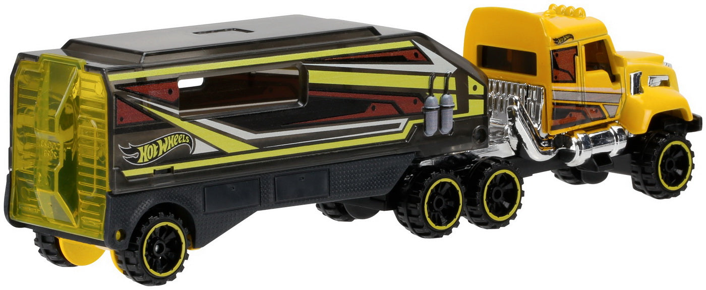 Set camion si masina sport hot wheels desert force