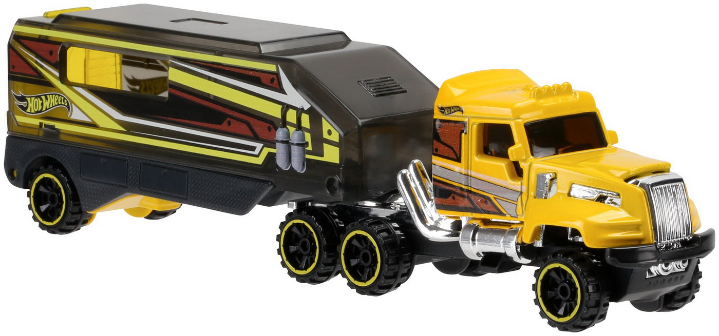 Set camion si masina sport hot wheels desert force